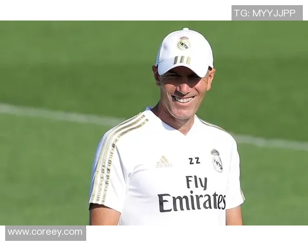 足球巨星高举圣火点燃全场激情彰显体育精神凝聚无限力量